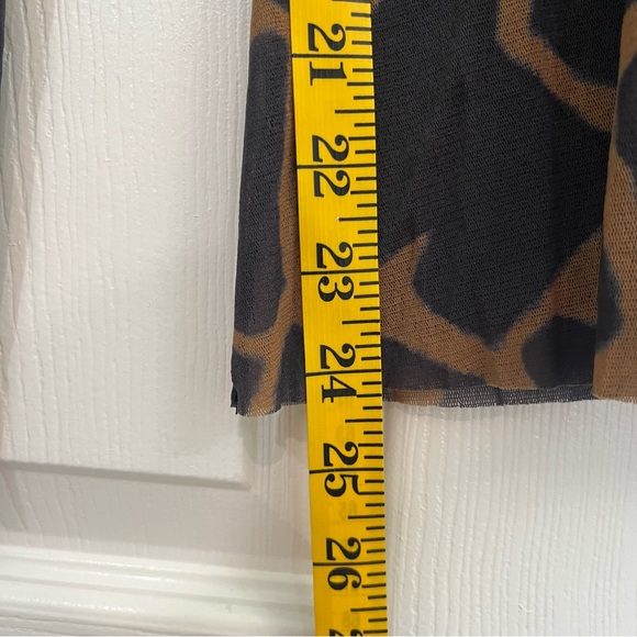 Weston Wear Womens Medium Black & Brown Giraffe Print V-Neck Shirt Blouse Top - Picture 6 of 12